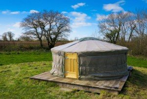 grey-willow-yurts-exterior-574x389