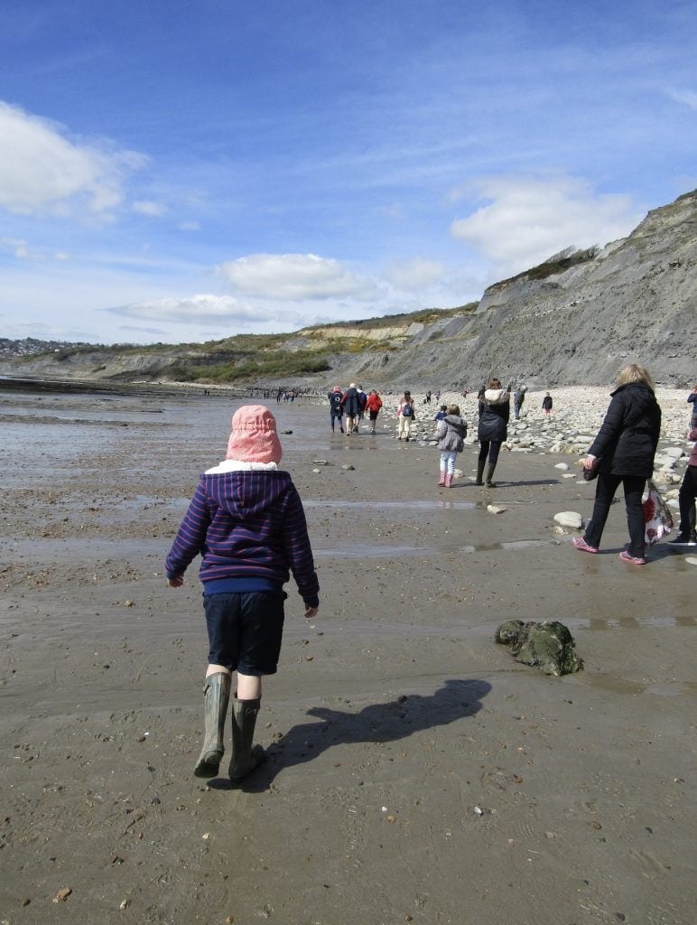 Fossil Hunting on Charmouth Beach www.minitravellers.co.uk