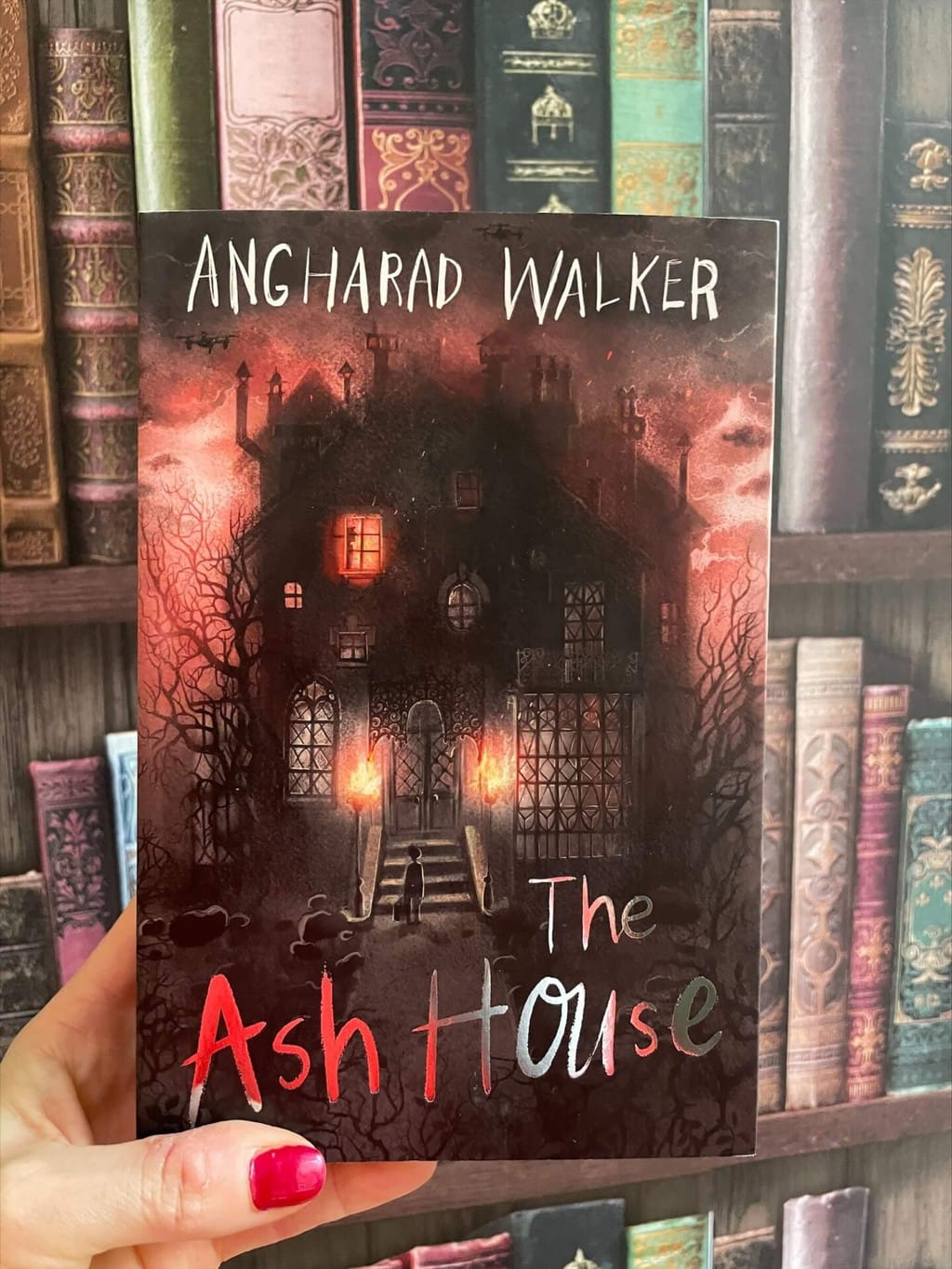 Ash House – Anghard Walker (author), Olia Murza (illustrator) – Chicken House (publisher), recommended reading age: 10-14 years