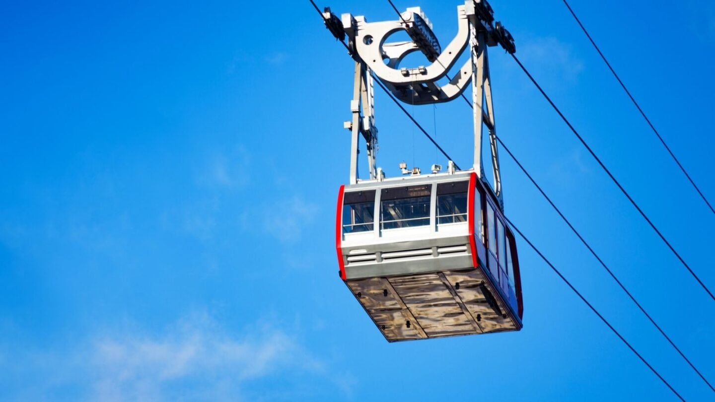 New York with Kids, Roosevelt Island Cable Car Photo Credit Deposit Photos.