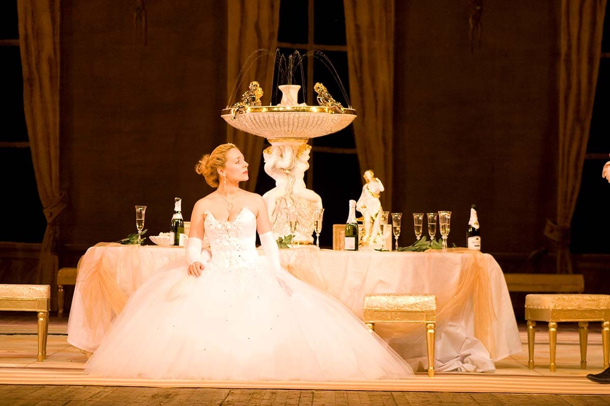 La Traviata - Violetta played by Maria Tonina Act 1